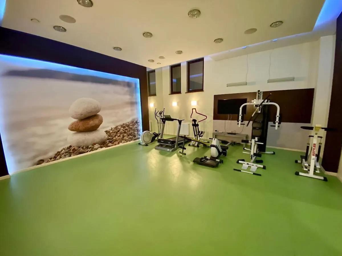 Sunny Apartment By The Sea With Garage